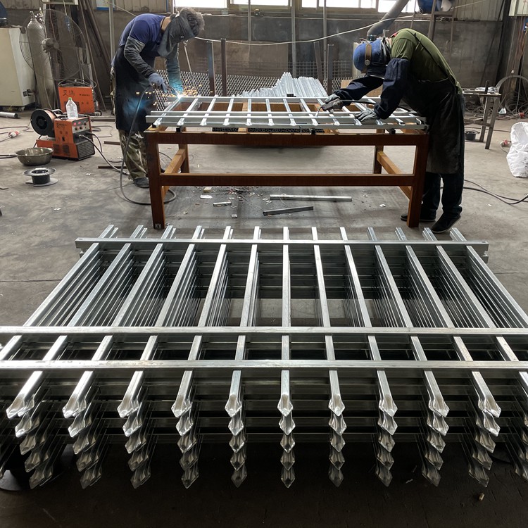 熱銷鋅鋼圍墻柵欄加工現(xiàn)場圖片2 熱銷鋅鋼圍墻柵欄加工現(xiàn)場圖片2