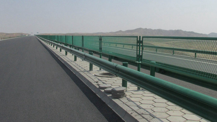 高速防眩網(wǎng)隔離柵18631858321 高速防眩網(wǎng)隔離柵18631858321