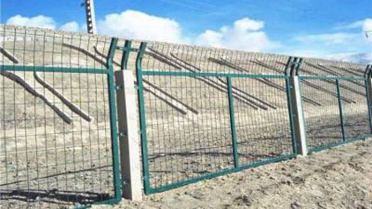 8001鐵路防護柵欄18631858321 8001鐵路防護柵欄18631858321