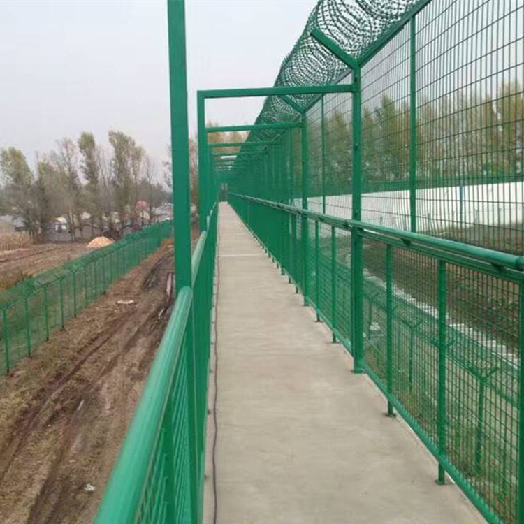 焊接護(hù)欄18631858321 焊接護(hù)欄18631858321