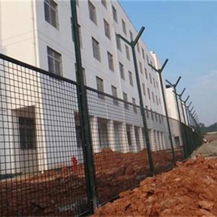 圈地護(hù)欄18631858321 圈地護(hù)欄18631858321